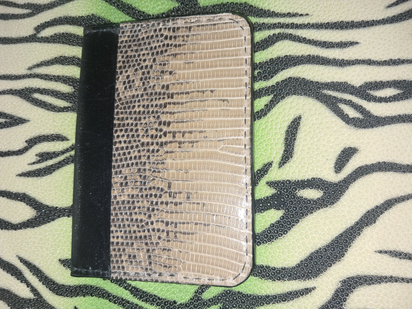 Ring Lizard Card Holder